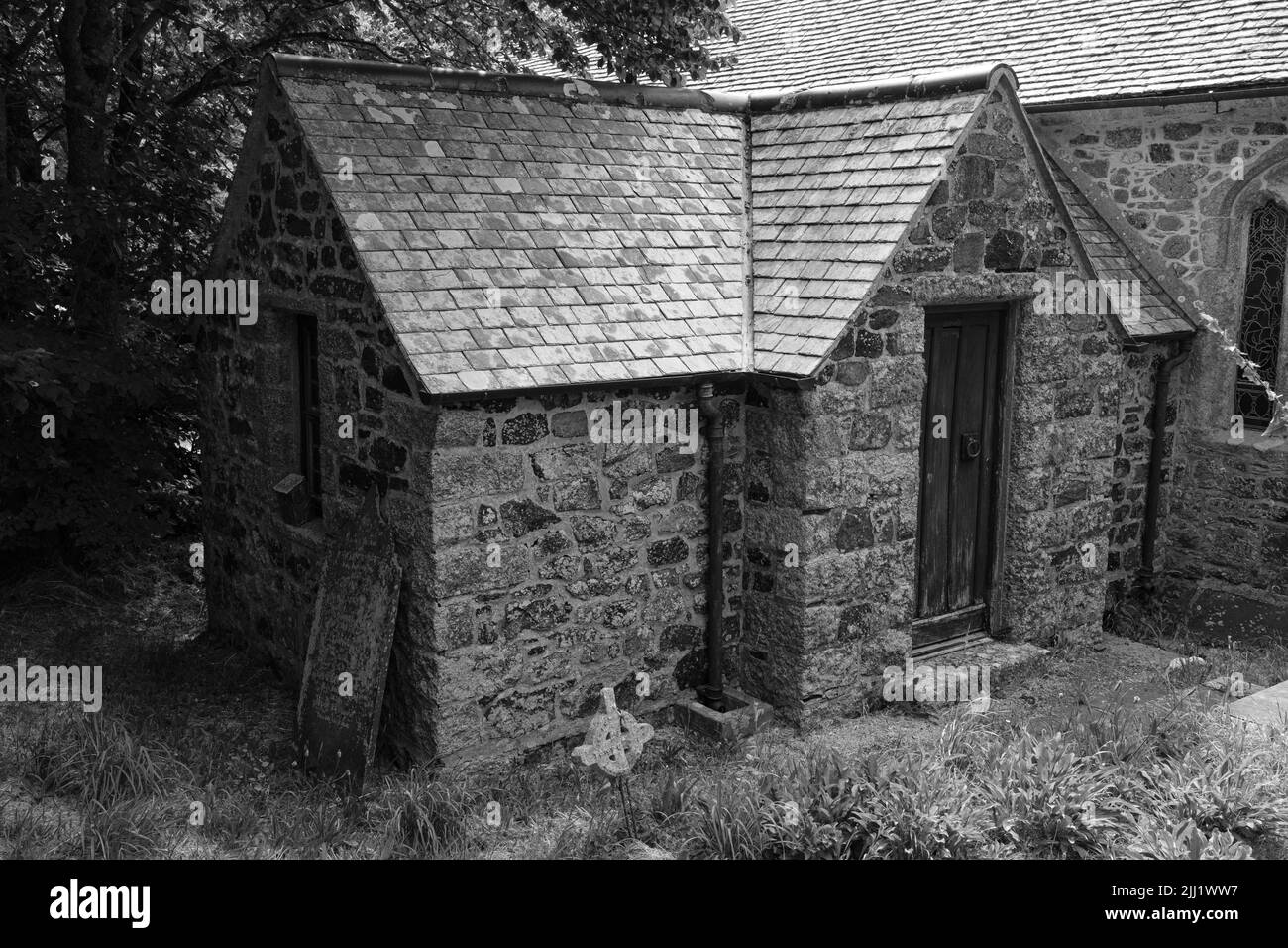 Extérieur de l'église St Wynwallow (St Winwalaus). L'église, la plus méridionale de l'Angleterre, date du 12th siècle et est classée Grade 1. Banque D'Images