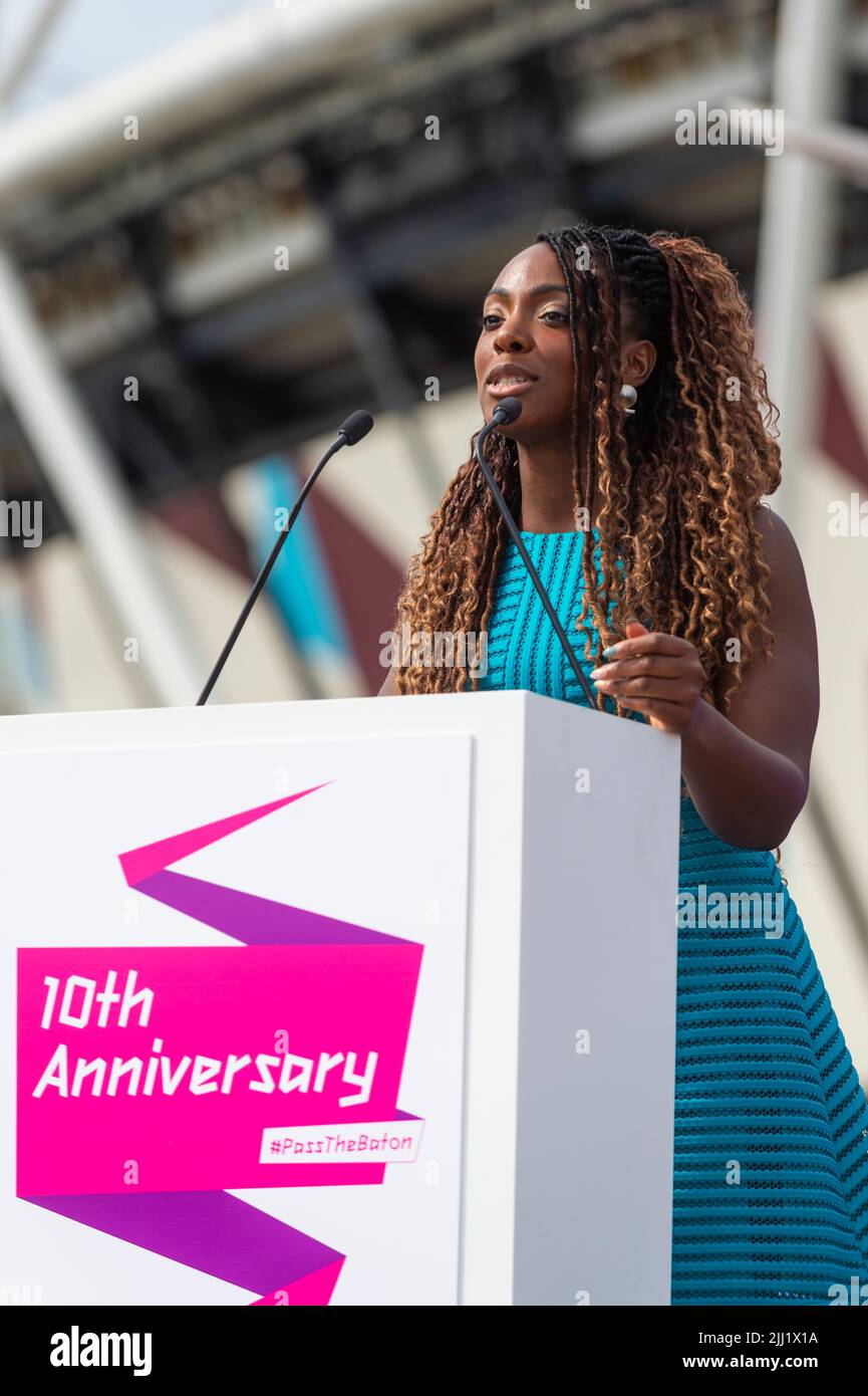 Londres, Royaume-Uni. 22 juillet 2022. Gabrielle Appiah, membre du conseil d'administration de la LDDC, s'exprime à l'événement anniversaire de 10th qui marque exactement 10 ans depuis la cérémonie d'ouverture des Jeux Olympiques de 2012. Des athlètes, des hommes politiques, des artistes, des créateurs de jeux et des représentants de tous les mondes sportifs et caritatifs se réunissent à l'extérieur du stade de Londres pour regarder en arrière 2012 et profiter de l'héritage continu des Jeux. Credit: Stephen Chung / Alamy Live News Banque D'Images