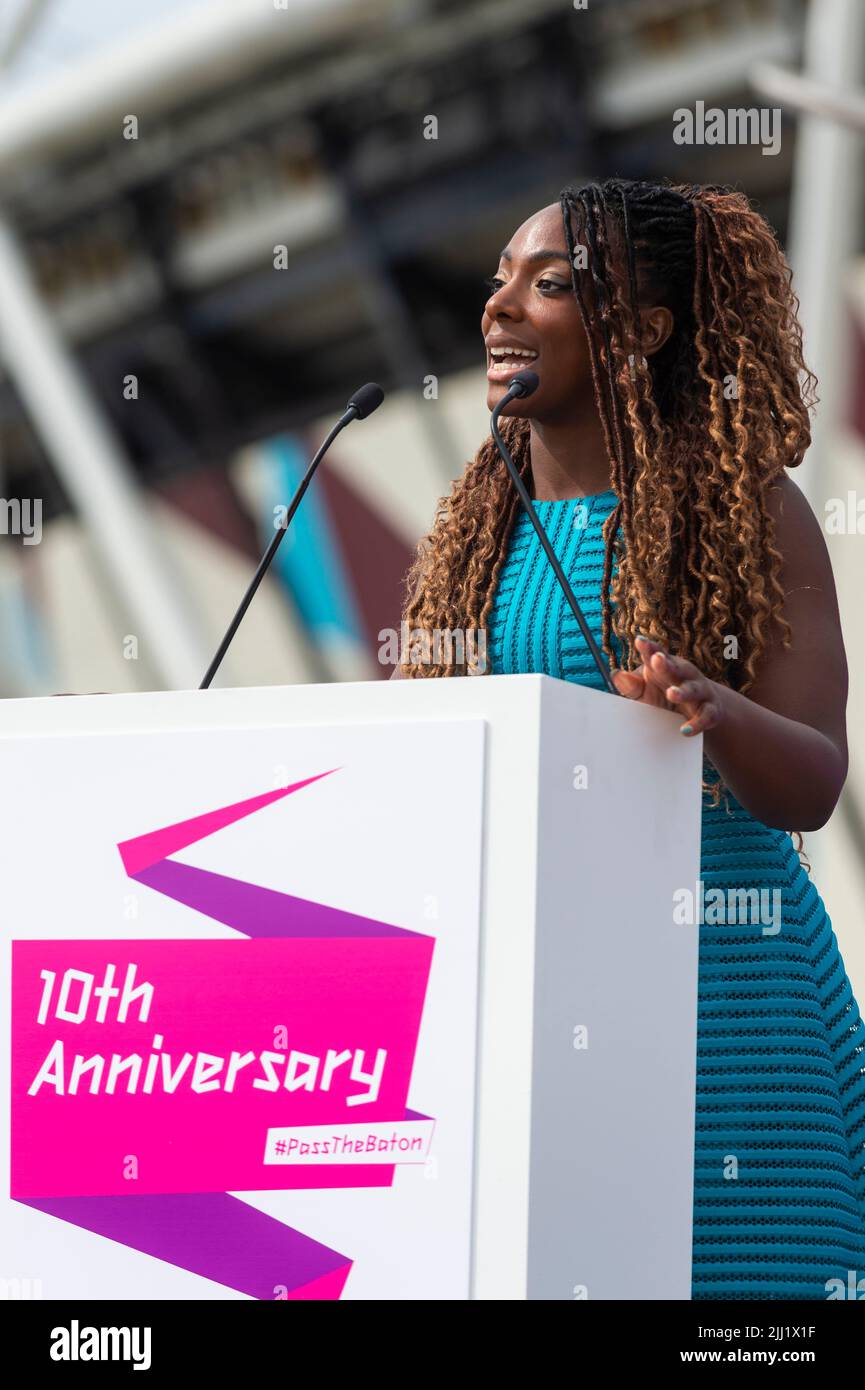 Londres, Royaume-Uni. 22 juillet 2022. Gabrielle Appiah, membre du conseil d'administration de la LDDC, s'exprime à l'événement anniversaire de 10th qui marque exactement 10 ans depuis la cérémonie d'ouverture des Jeux Olympiques de 2012. Des athlètes, des hommes politiques, des artistes, des créateurs de jeux et des représentants de tous les mondes sportifs et caritatifs se réunissent à l'extérieur du stade de Londres pour regarder en arrière 2012 et profiter de l'héritage continu des Jeux. Credit: Stephen Chung / Alamy Live News Banque D'Images