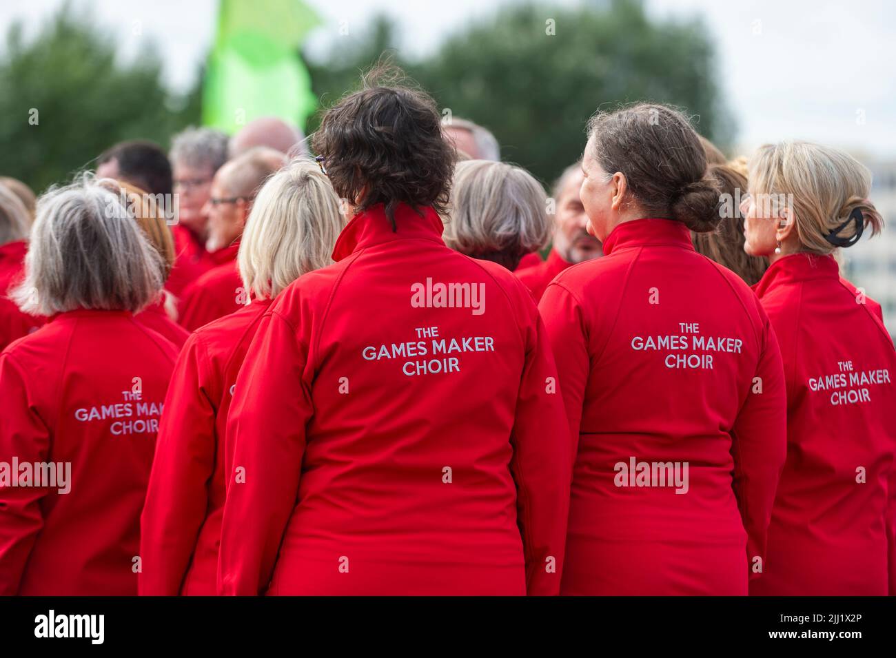 Londres, Royaume-Uni. 22 juillet 2022. Le Chœur des makers des Jeux à l'événement anniversaire de 10th qui marque exactement 10 ans depuis la cérémonie d'ouverture des Jeux Olympiques de 2012. Des athlètes, des hommes politiques, des artistes, des créateurs de jeux et des représentants de tous les mondes sportifs et caritatifs se réunissent à l'extérieur du stade de Londres pour regarder en arrière 2012 et profiter de l'héritage continu des Jeux. Credit: Stephen Chung / Alamy Live News Banque D'Images