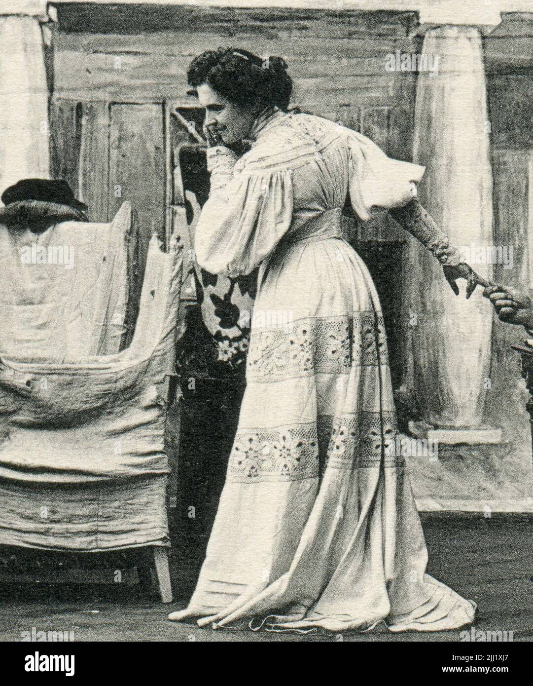 Konstantin Sergueevitch Stanislavski (né Alekseyev; russe: Константин Сергеевич Станиславский; 17 janvier [O.S. 5 janvier] 1863 – 7 août 1938) et Olga Leonardovna Knipper-Chekhova (russe : Ольга Леонардовна Книппер-Чехова; 21 septembre [O.S. 9 septembre] 1868 – 22 mars 1959) à l'oncle Vanya par Anton Chekhov. Détail carte postale ancienne de l'Empire russe, 1904. Banque D'Images