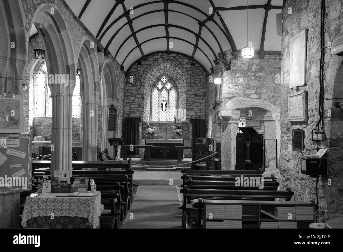 Intérieur de l'église St Wynwallow (St Winwalaus). L'église, la plus méridionale de l'Angleterre, date du 12th siècle et est classée Grade 1. Banque D'Images