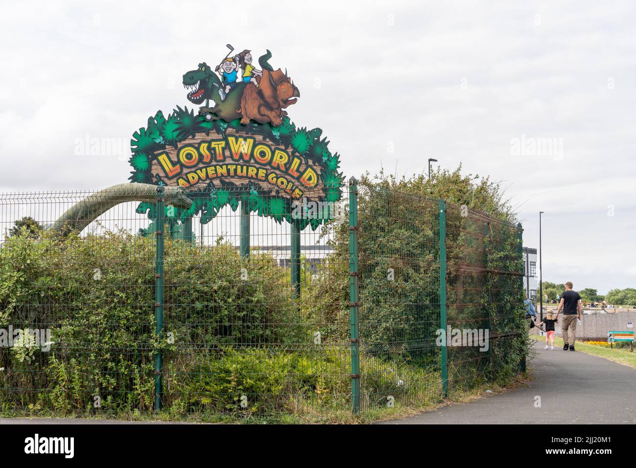 Vue extérieure de Lost World Adventure Golf, avec dinosaure, près de la plage de long Sands, à Tynemouth, North Tyneside, Royaume-Uni. Banque D'Images