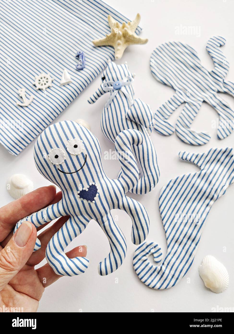 Jouets en peluche faits main, pieuvre de la mer et hippocampe. Crabe, poulpe, étoile de mer, hippocampe et poisson Banque D'Images