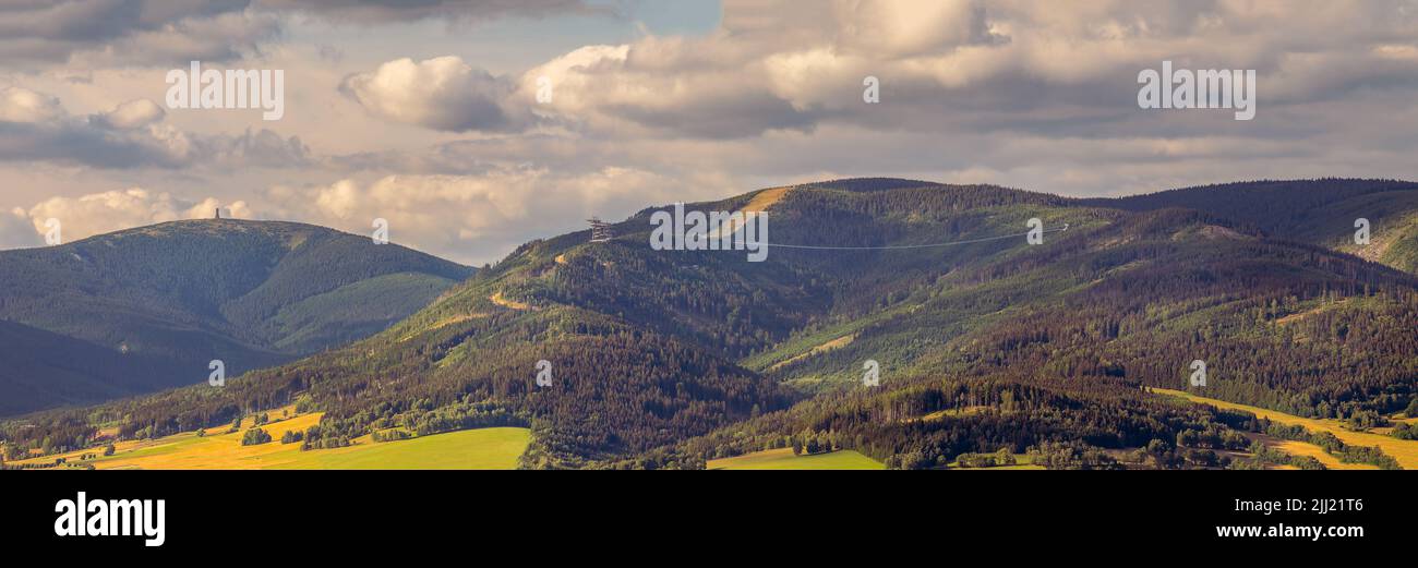 Paysage avec les montagnes de Snieznik, la montagne de Kralicky Sneznik et le pont suspendu de Sky Bridge 721, République tchèque Banque D'Images