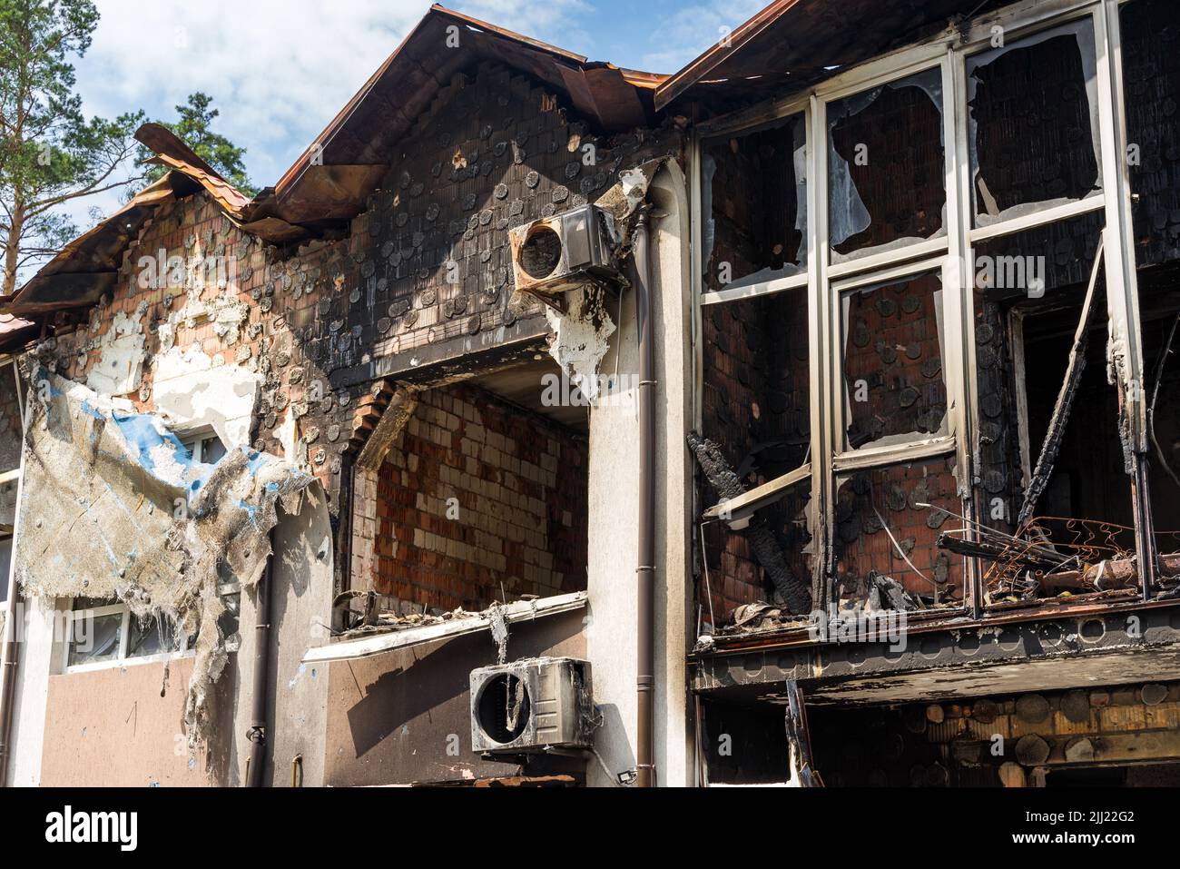 Maison dans des civils détruits par des soldats russes. Atrocités de l'armée russe dans la banlieue de Kiev (Irpin). guerre de la russie contre l'Ukraine. Banque D'Images