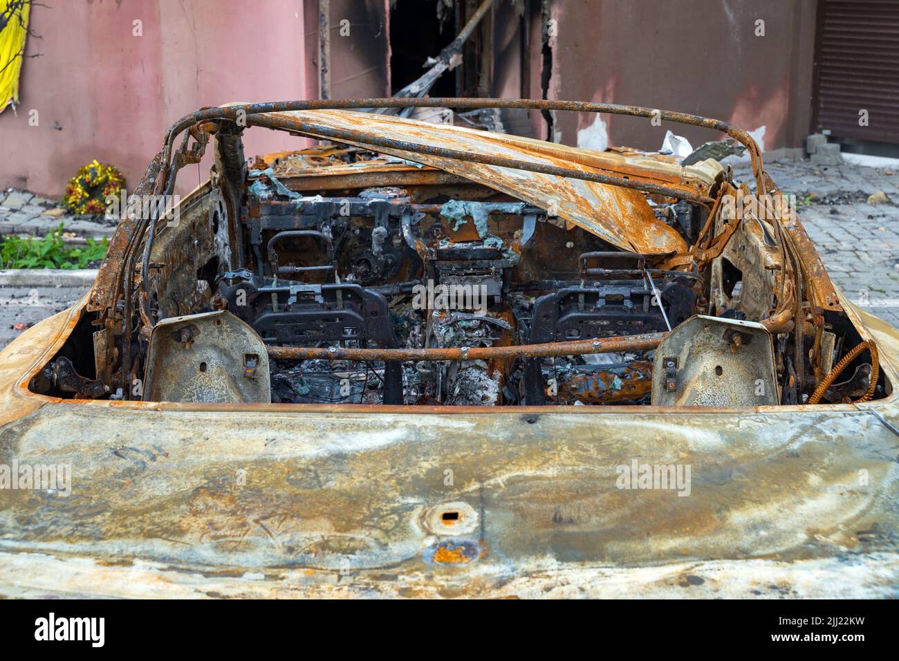 Gros plan voiture brûlée détruite par des armes russes. Atrocités de l'armée russe dans la banlieue de Kiev (Irpin). guerre de la russie contre l'Ukraine. Banque D'Images