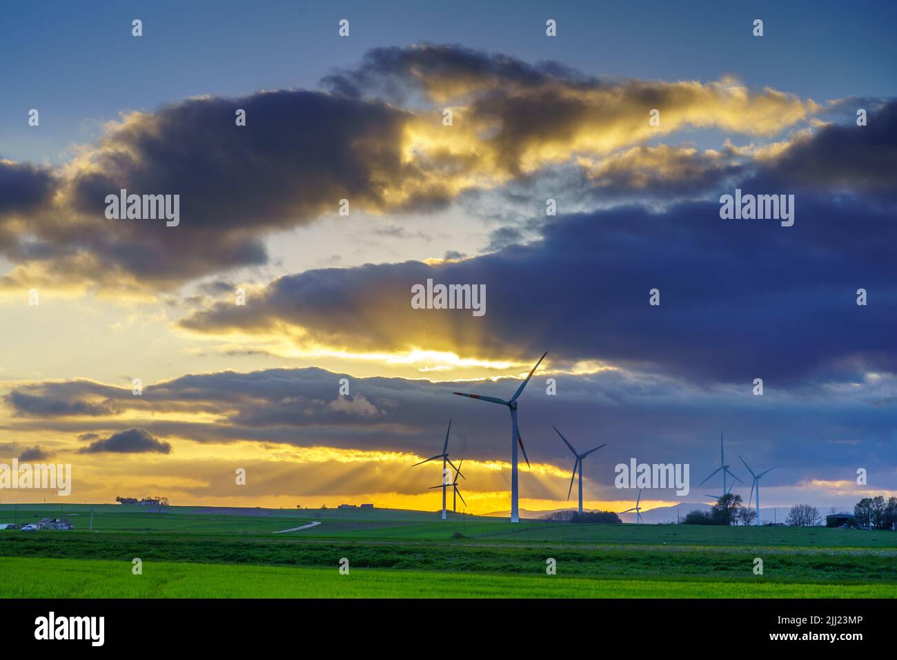 Coucher de soleil sur une usine d'éoliennes (Italie) Banque D'Images