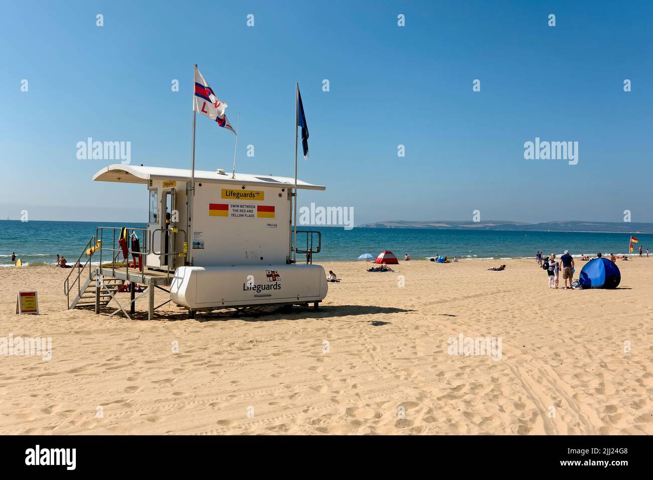 Bournemouth, Dorset, Royaume-Uni - 11 juillet 2018: Une station de garde de la plage RNLI sur la plage de Bournemouth à Dorset, Angleterre, Royaume-Uni Banque D'Images