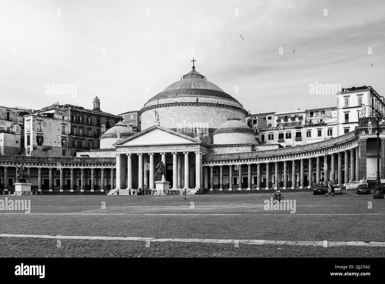 Photo en noir et blanc de la basilique pontificale royale de San Francesco da Paola sur la place du plébiscite à Naples, en Italie Banque D'Images