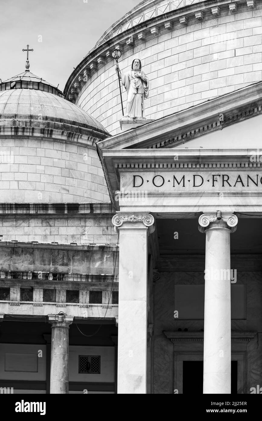 Photo en noir et blanc montrant en détail la façade extérieure de la basilique pontificale royale de San Francesco da Paola sur la place du plébiscite à Naples Banque D'Images