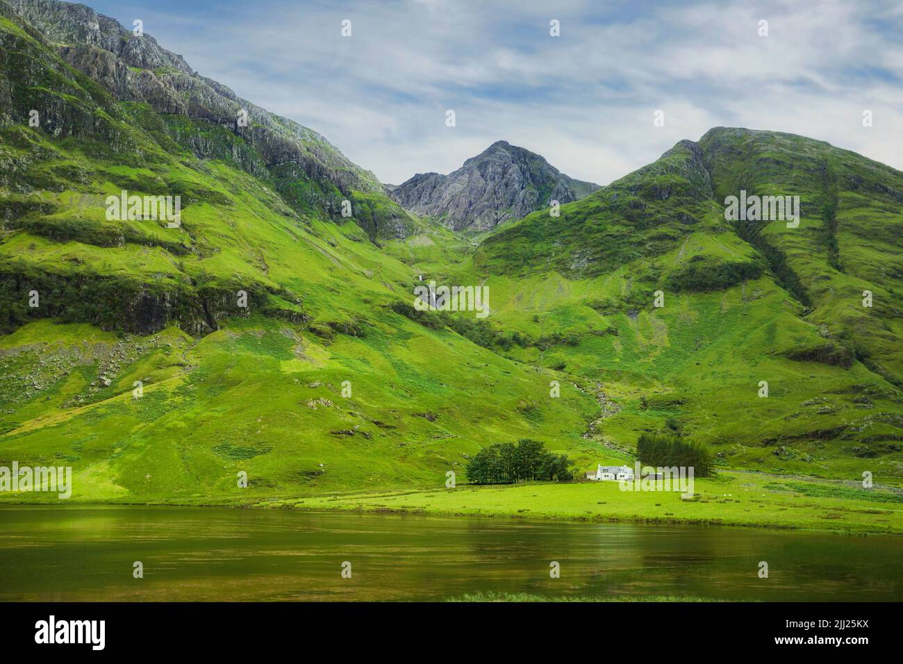 Achnambethach Cottage sur Loch Achtriochtan, vallée de Glencoe, Écosse, Royaume-Uni Banque D'Images