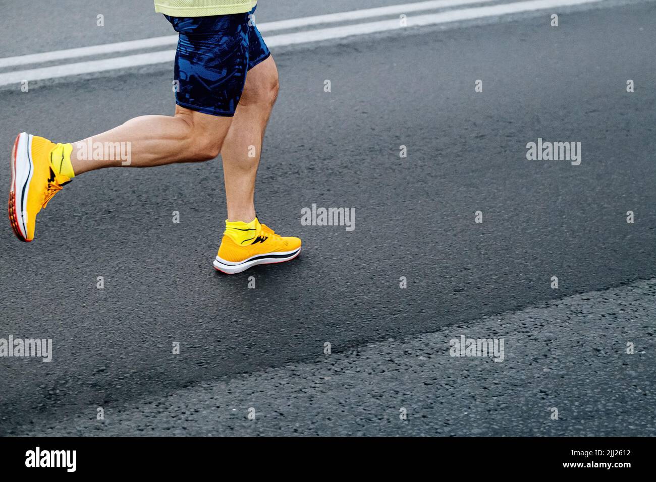jambes coureur dans des chaussures de running brillantes course Banque D'Images