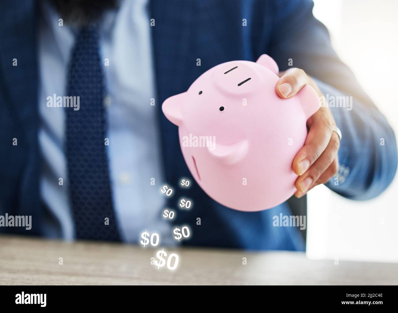 Un but sans plan est juste un vœu. Un homme méconnaissable tenant une banque de porc dans un bureau. Banque D'Images