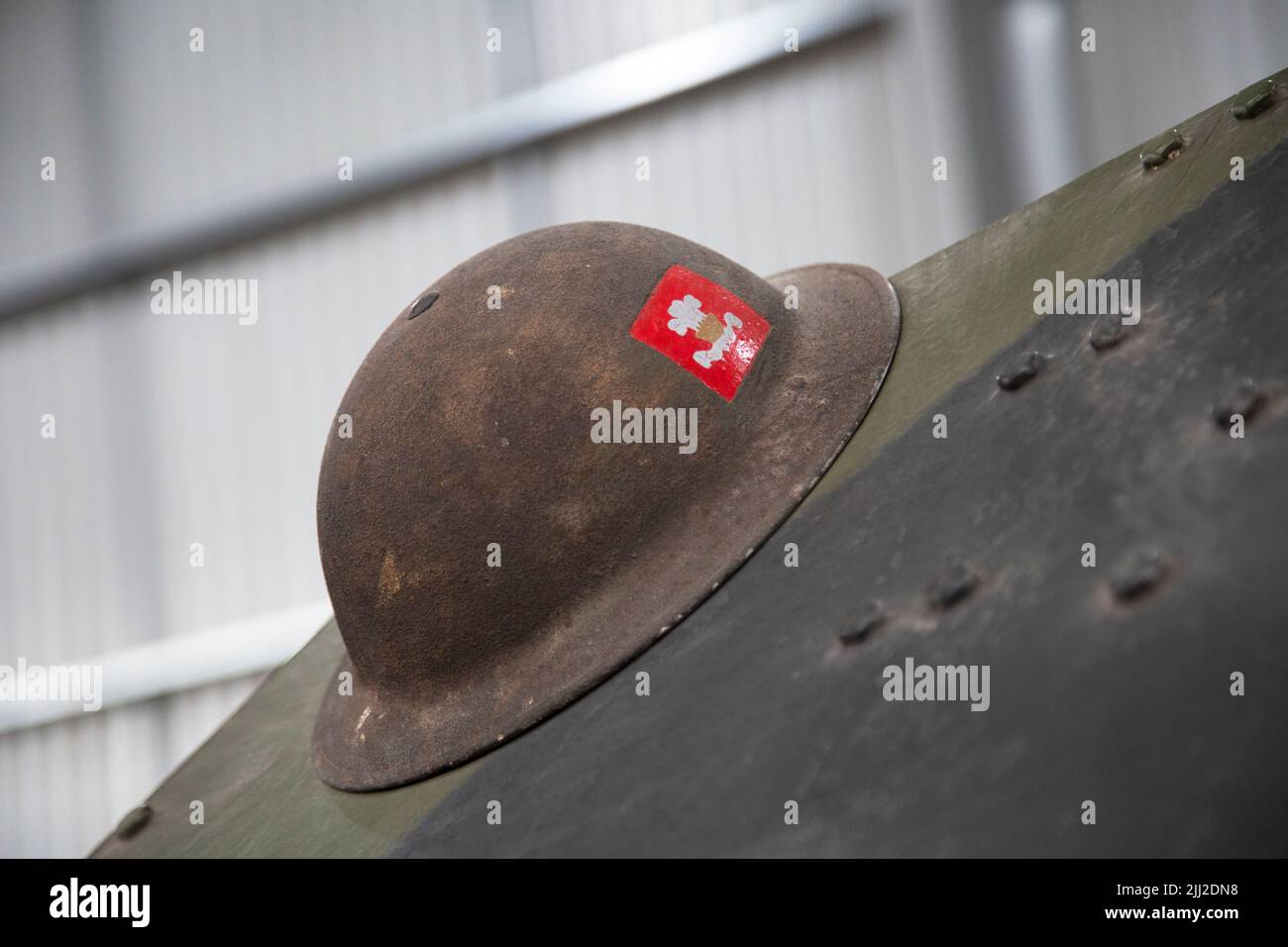 Armée britannique WW II Helmet Steel Mk II sur le côté du char, Bovington Tank Museum, Dorset UK Banque D'Images