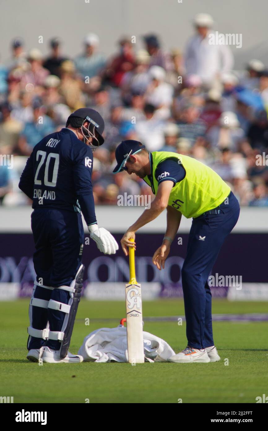 Chester le Street, Angleterre, 19 juillet 2022. Le douzième homme faisant des réparations à la poignée de la chauve-souris de Jason Roy lors de la première Royal London One Day International entre l'Angleterre et l'Afrique du Sud à la Seat unique Riverside. Crédit : Colin Edwards Banque D'Images