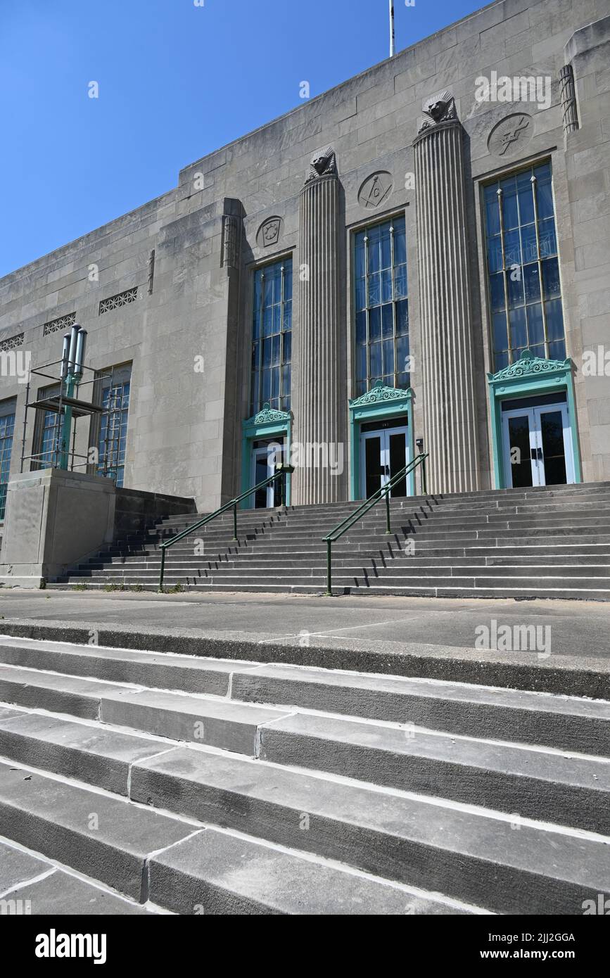 Escaliers menant à l'entrée principale du temple maçonnique de 1928 Freemason à Decatur, Illinois Banque D'Images