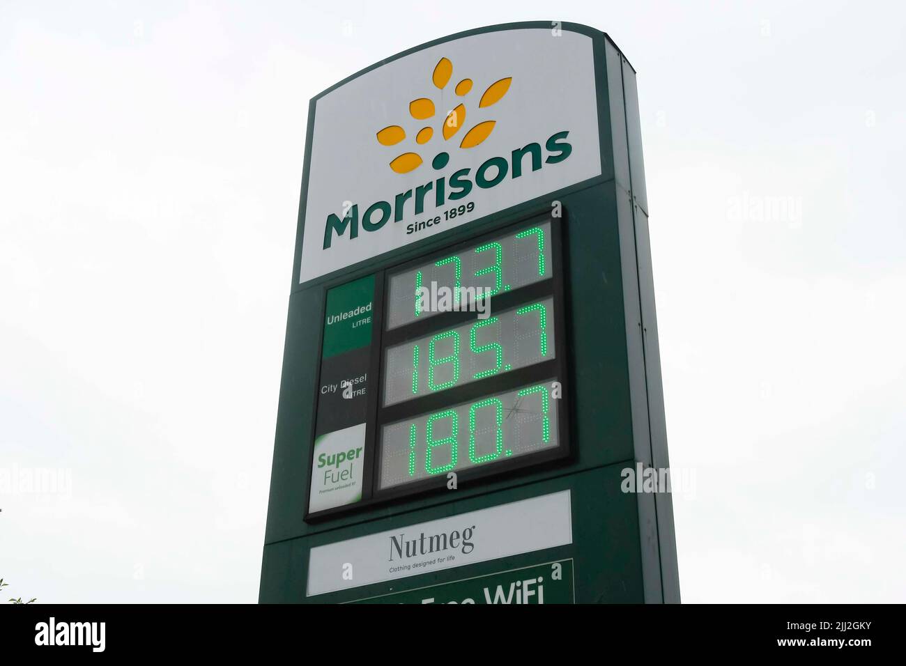 Yeovil, Somerset, Royaume-Uni. 22nd juillet 2022. Prix du carburant à la station-service de Morrisons à Yeovil dans le Somerset où le prix de l'essence sans plomb est de 173,7p et celui du diesel de 185,7p. À 20 kilomètres de la station-service de Morrisons à Bridport à Dorset, les clients paient plus cher que prévu avec de l'essence sans plomb à 192,9p et du diesel à 196,9p, soit 19,2p de plus pour du carburant sans plomb et 11,2p de plus pour du carburant diesel. (Images des prix de Bridport incluses dans l'ensemble). Crédit photo : Graham Hunt/Alamy Live News Banque D'Images