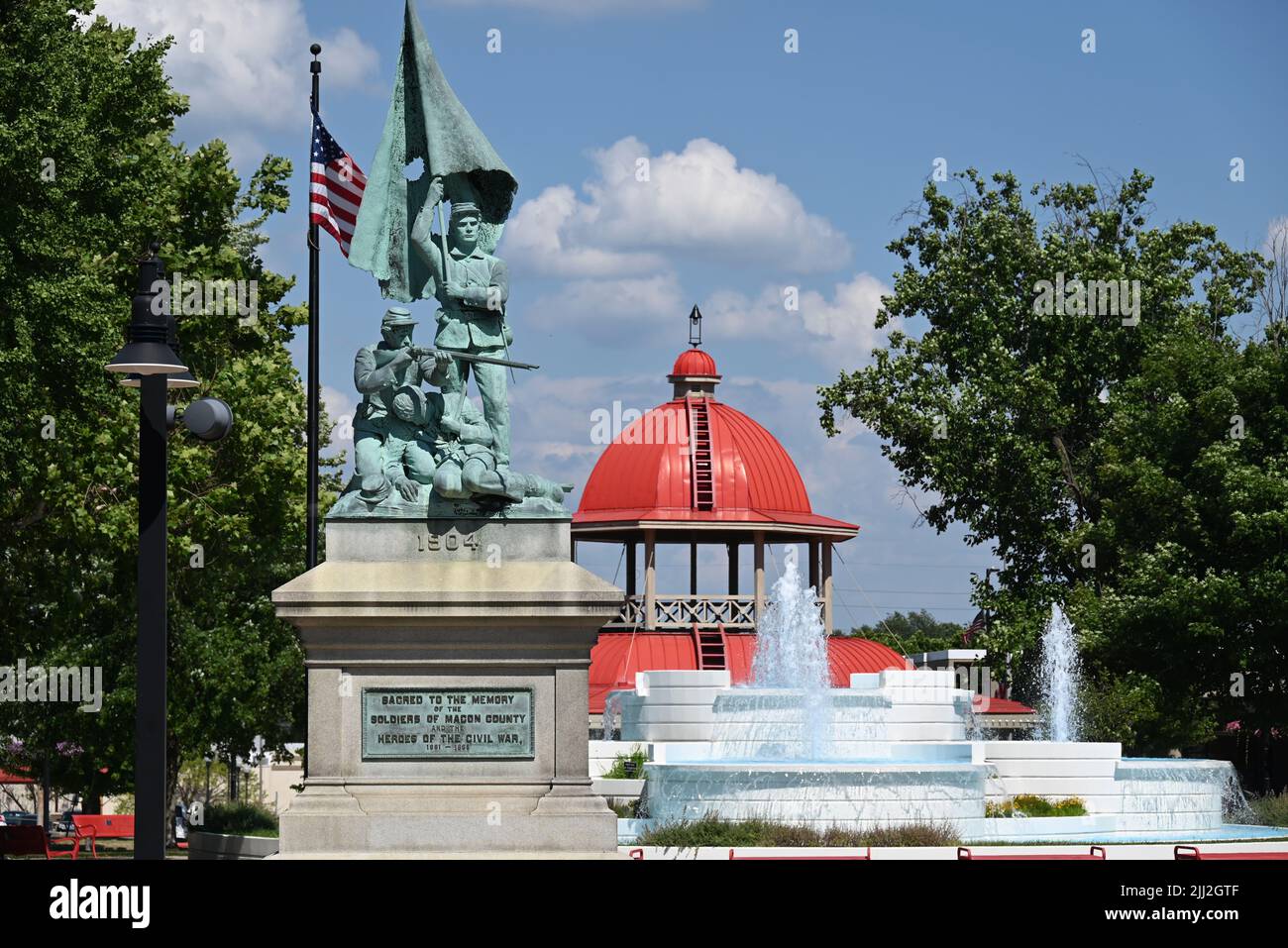 La statue de la guerre de Sécession et la maison de transfert historique sont situées dans le centre-ville de Decatur, dans le parc central de l'Illinois Banque D'Images