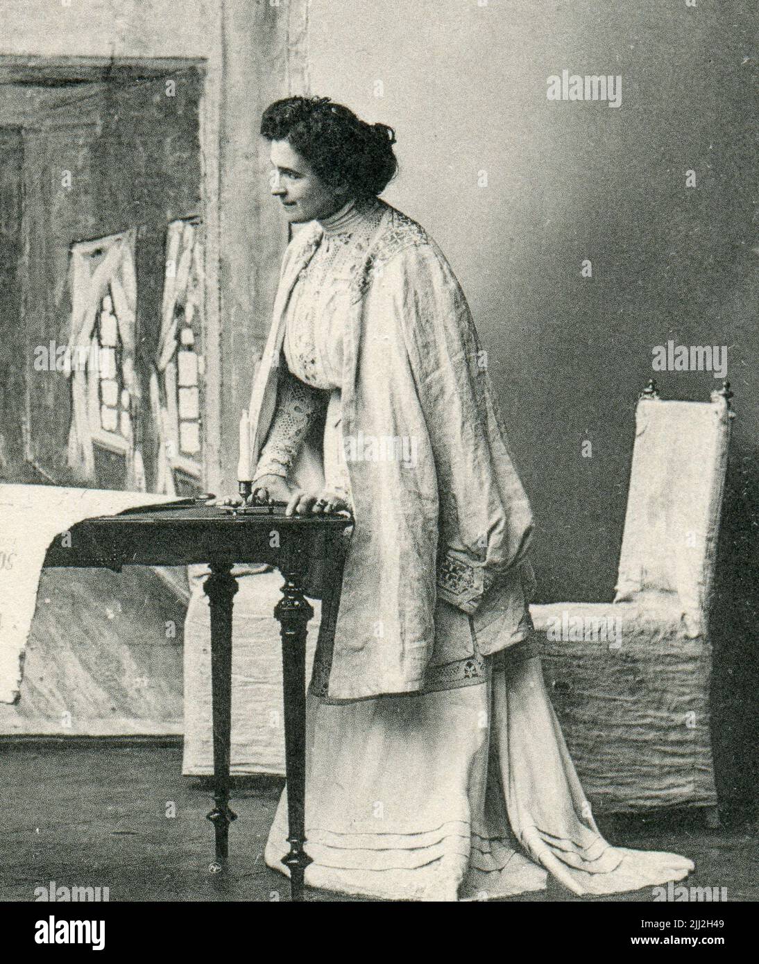 Konstantin Sergueevitch Stanislavski (né Alekseyev; russe: Константин Сергеевич Станиславский; 17 janvier [O.S. 5 janvier] 1863 – 7 août 1938) et Olga Leonardovna Knipper-Chekhova (russe : Ольга Леонардовна Книппер-Чехова; 21 septembre [O.S. 9 septembre] 1868 – 22 mars 1959) à l'oncle Vanya par Anton Chekhov. Détail carte postale ancienne de l'Empire russe, 1904. Banque D'Images