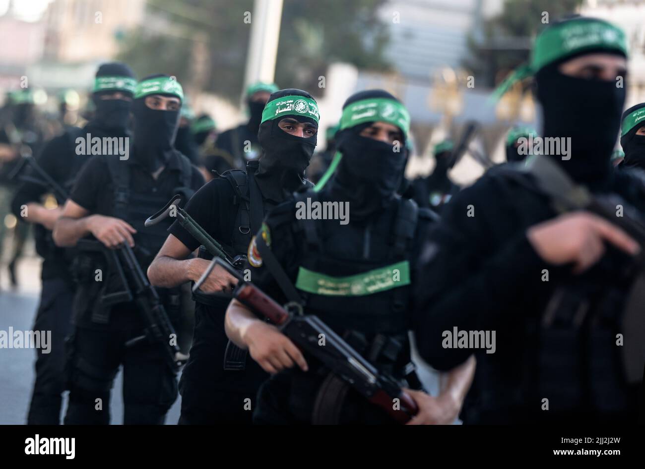 Des hommes armés des Brigades Izz al-DIN al-Qassam, l'aile militaire du Hamas, participent à un défilé militaire dans la ville de Gaza. Palestine. Banque D'Images