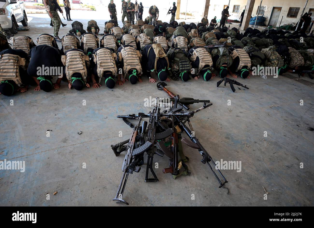 Des hommes armés des Brigades Izz al-DIN al-Qassam, l'aile militaire du Hamas, participent à un défilé militaire dans la ville de Gaza. Palestine. Banque D'Images