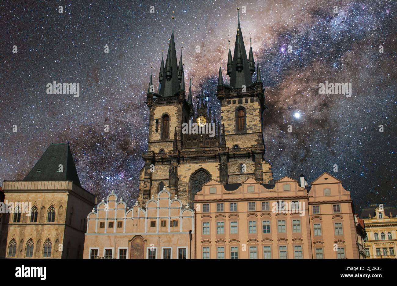 Vue de l'église notre-Dame avant Tyn avec ciel étoilé en arrière-plan. La place de la vieille ville de Prague République tchèque Banque D'Images