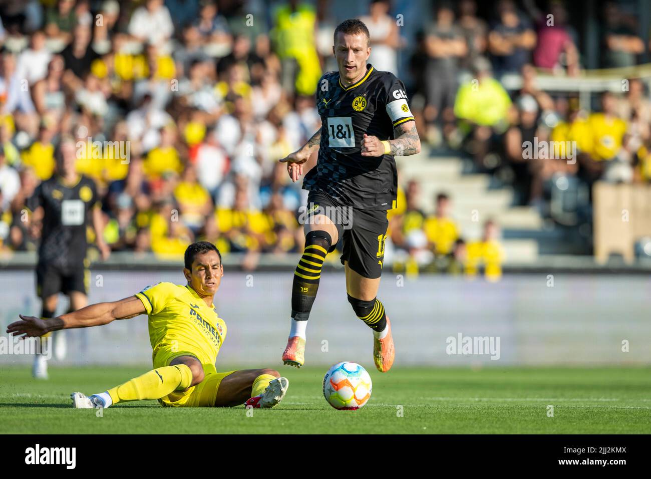 Altach, Autriche. 22nd juillet 2022. Football, match d'essai, Borussia Dortmund - FC Villarreal : Aissa Mandi de Villarreal (l) et Marco Reus de Dortmund se battent pour le ballon. Credit: David Inderlied/dpa/Alay Live News Banque D'Images