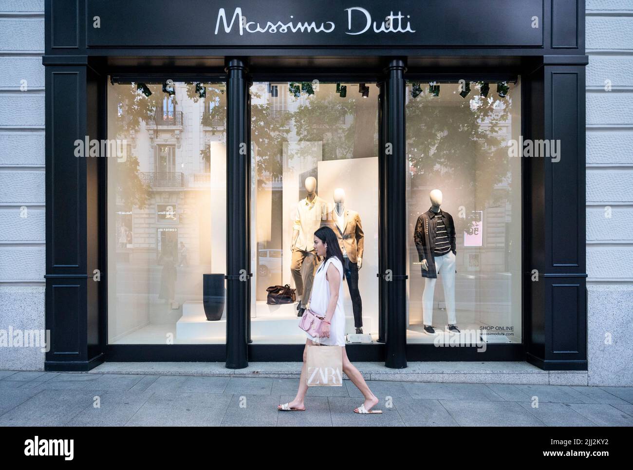 Madrid, Espagne. 28th mai 2022. Un piéton passe devant le magasin espagnol  Massimo Dutti de fabrication de vêtements et de marque en Espagne. (Image  de crédit : © Xavi Lopez/SOPA Images via