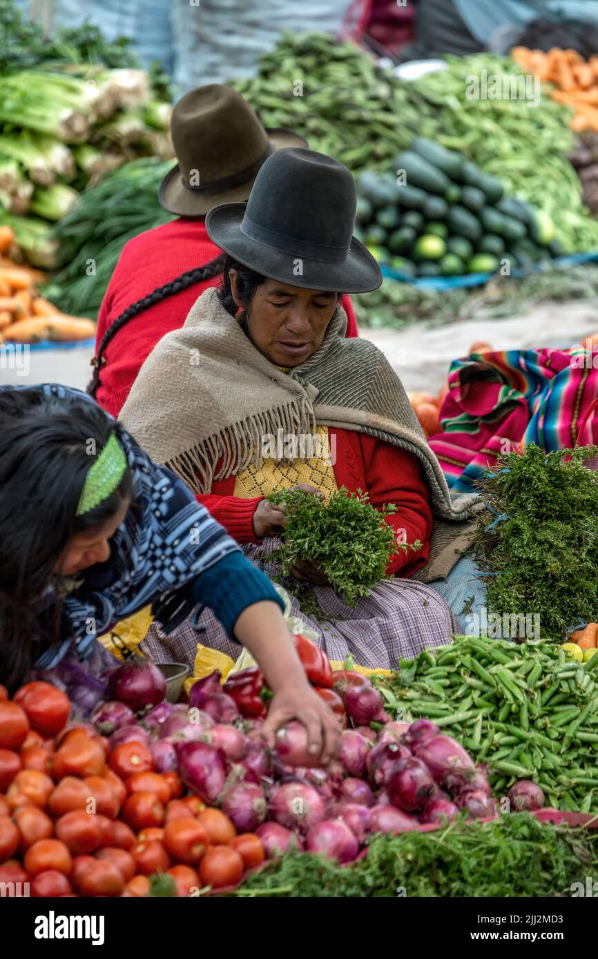 Les femmes quechua fournisseurs et produire pour la vente, marché de Pisac Le dimanche, Cusco, Pérou Banque D'Images