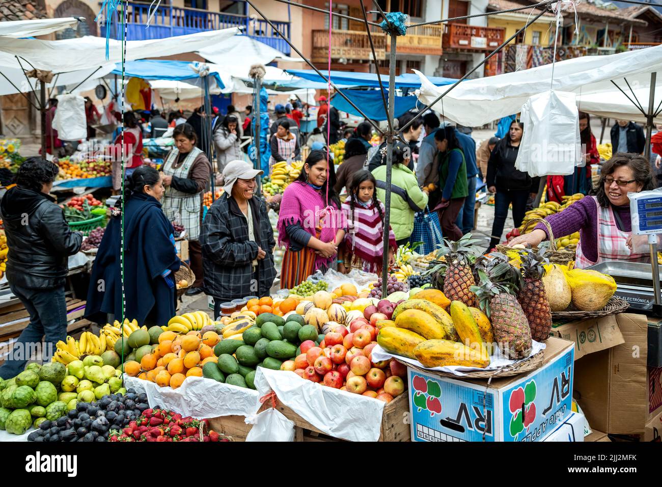 Présentoir de fruits, marché du dimanche Pisac, Cusco, Pérou Banque D'Images