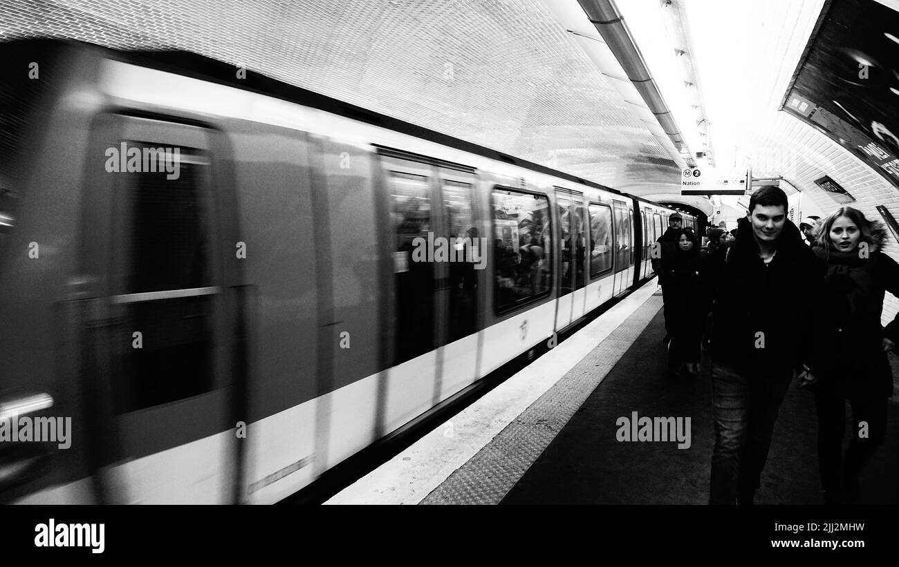 Train passant par le métro de Paris Banque D'Images