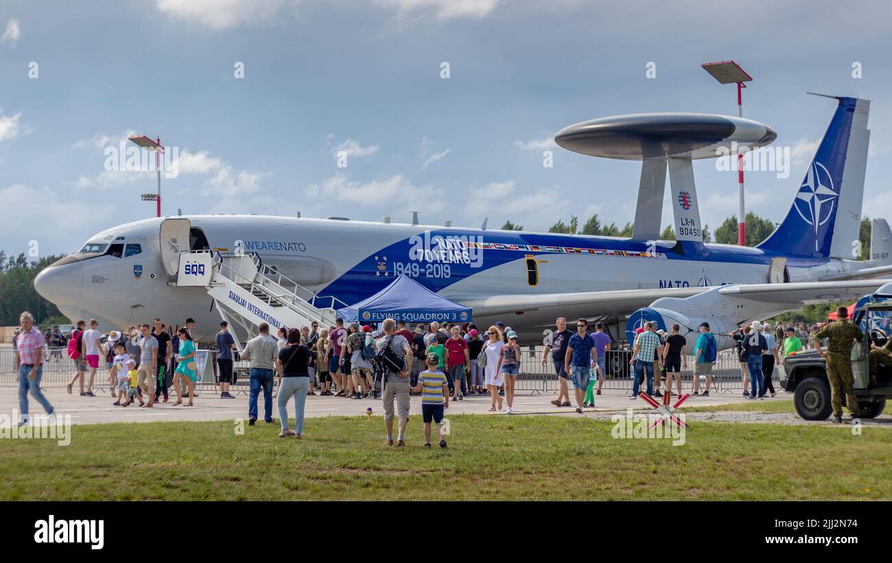 SIAULIAI / LITUANIE - 27 juillet 2019: OTAN Boeing E-3A AWACS (Airborn Warning & Control System) exposition statique de l'avion Faucon Wings 2019 Banque D'Images