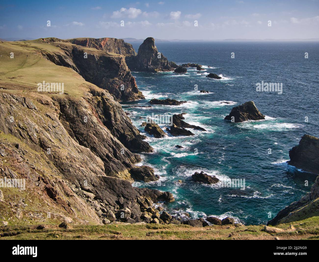 Spectaculaire paysage côtier de falaise sur la Ness de Hillswick, Northmavine, dans le parc mondial de l'UNESCO Geopark de Shetland, Royaume-Uni Banque D'Images