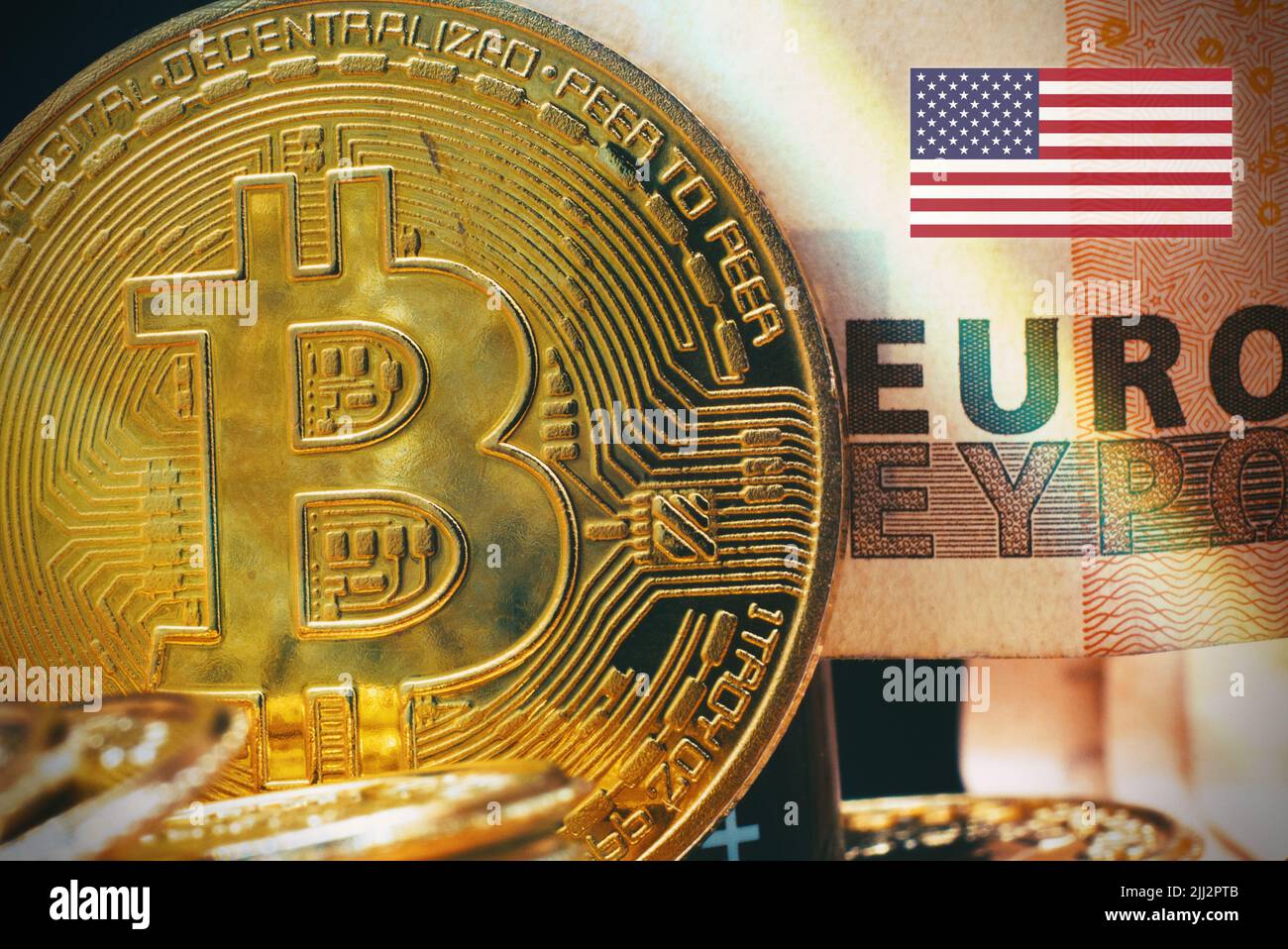 Vue macro d'un bitcoin avec un billet de banque en euros comme arrière-plan , concept de monnaie crypto aux Etats-Unis. Banque D'Images