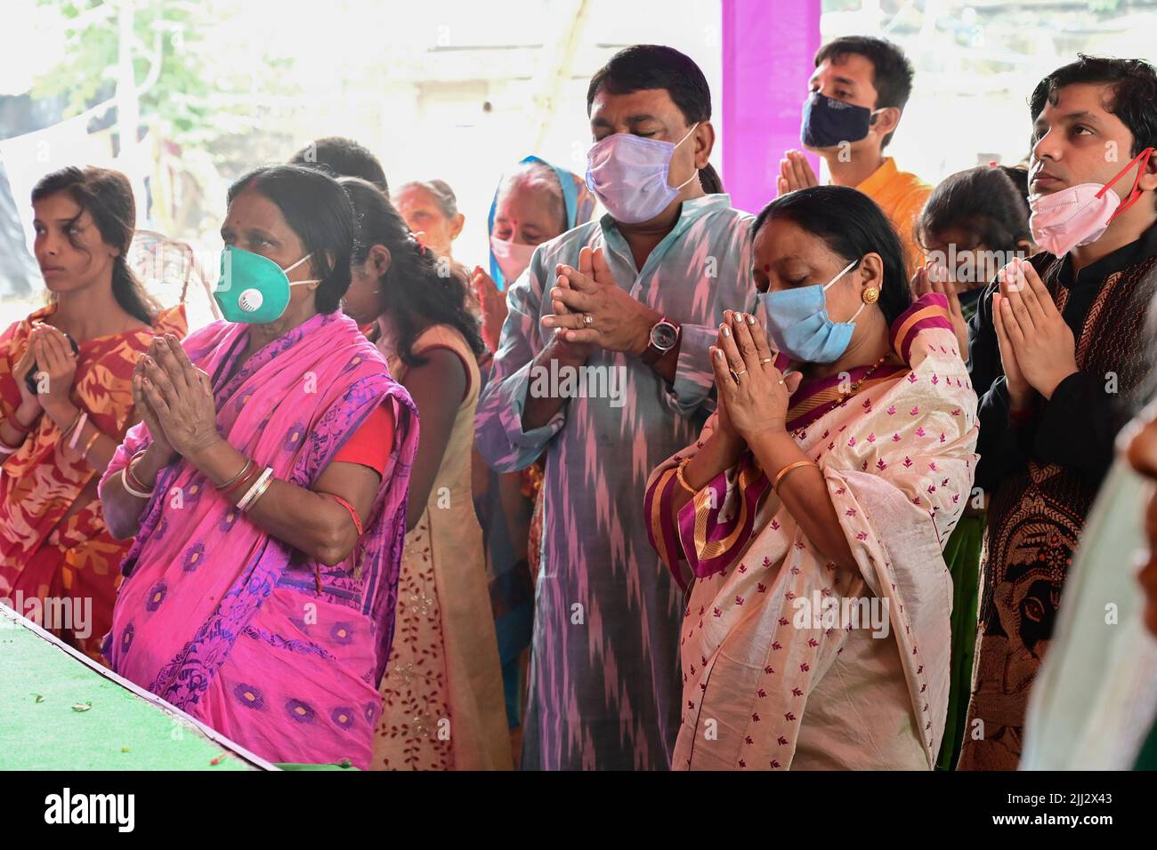 Howrah, Bengale-Occidental, Inde - 14th octobre 2021 : Dévotés hindous offrant pudpanjali à la Déesse Durga, rituel pour adorer la Déesse avec des fleurs. Banque D'Images