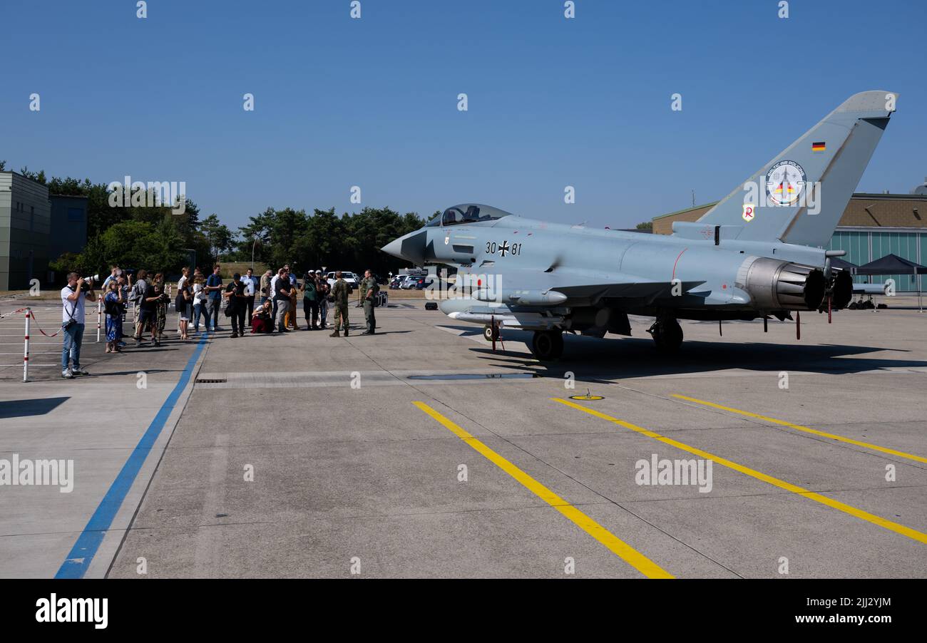 Neuburg A.D.Donau, Allemagne. 22nd juillet 2022. Un Eurofighter se tient à l'aile aérienne tactique 74 lors de la tournée estivale du ministre allemand de la Défense. Credit: Sven Hoppe/dpa/Alay Live News Banque D'Images