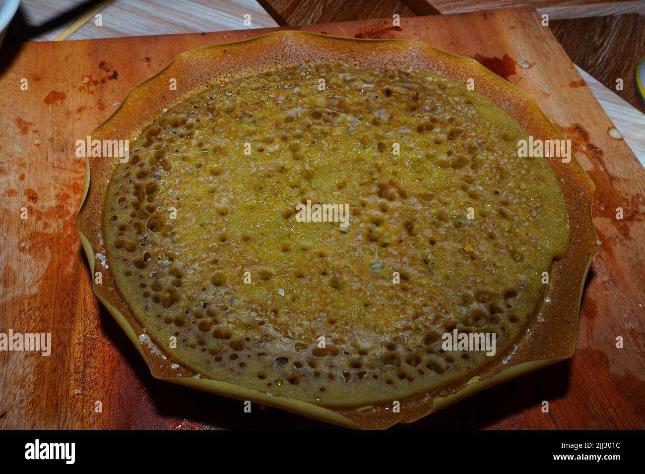 Grande crêpe appelée martabak ou terang bulan, gâteau traditionnel indonésien. Banque D'Images