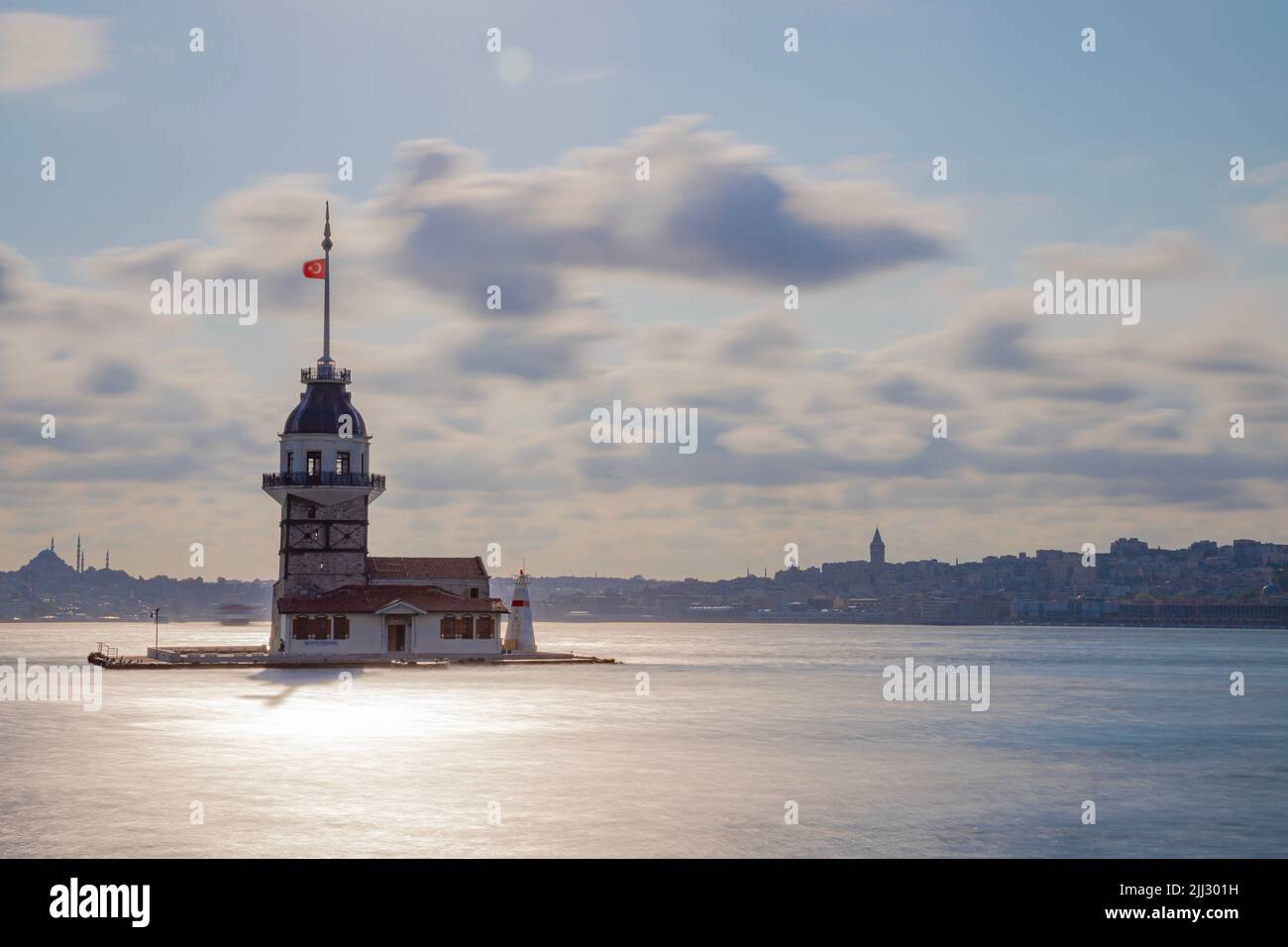Coucher de soleil à la Tour de Maiden, l'un des symboles célèbres d'Istanbul , le nom local est 'Kiz Kulesi' Banque D'Images