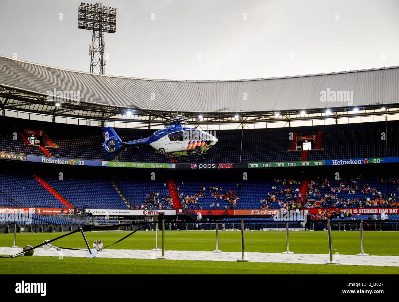 Rotterdam, pays-Bas. 22nd juillet 2022. 2022-07-22 20:54:04 ROTTERDAM - les policiers lèvent le drapeau avec un hélicoptère de police lors de l'ouverture des Jeux mondiaux de police et d'incendie, les jeux internationaux pour les pompiers, la police, les douanes et le personnel de prison. ANP SEM VAN DER WAL pays-bas Out - belgique Out crédit: ANP/Alay Live News Banque D'Images