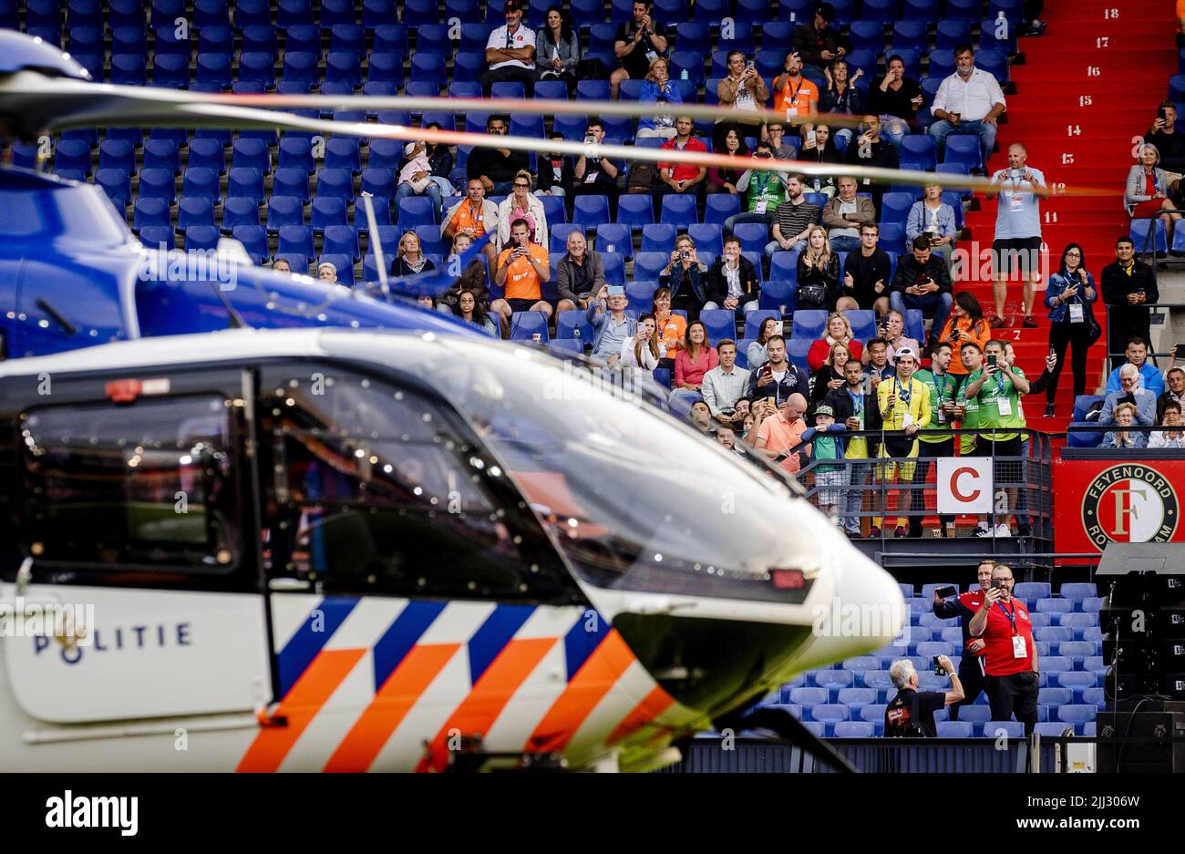 Rotterdam, pays-Bas. 22nd juillet 2022. 2022-07-22 20:54:22 ROTTERDAM - les policiers lèvent le drapeau avec un hélicoptère de police lors de l'ouverture des Jeux mondiaux de police et d'incendie, les jeux internationaux pour les pompiers, la police, les douanes et le personnel de prison. ANP SEM VAN DER WAL pays-bas Out - belgique Out crédit: ANP/Alay Live News Banque D'Images