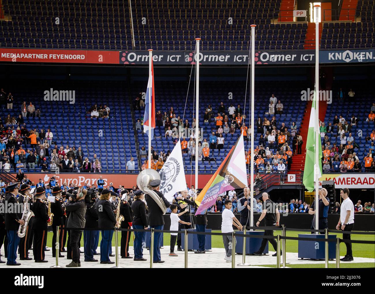 Rotterdam, pays-Bas. 22nd juillet 2022. 2022-07-22 20:58:25 ROTTERDAM - les drapeaux sont levés lors de l'ouverture de la police mondiale et des Jeux de feu, les jeux internationaux pour les pompiers, la police, les douanes et le personnel de prison. ANP SEM VAN DER WAL pays-bas Out - belgique Out crédit: ANP/Alay Live News Banque D'Images