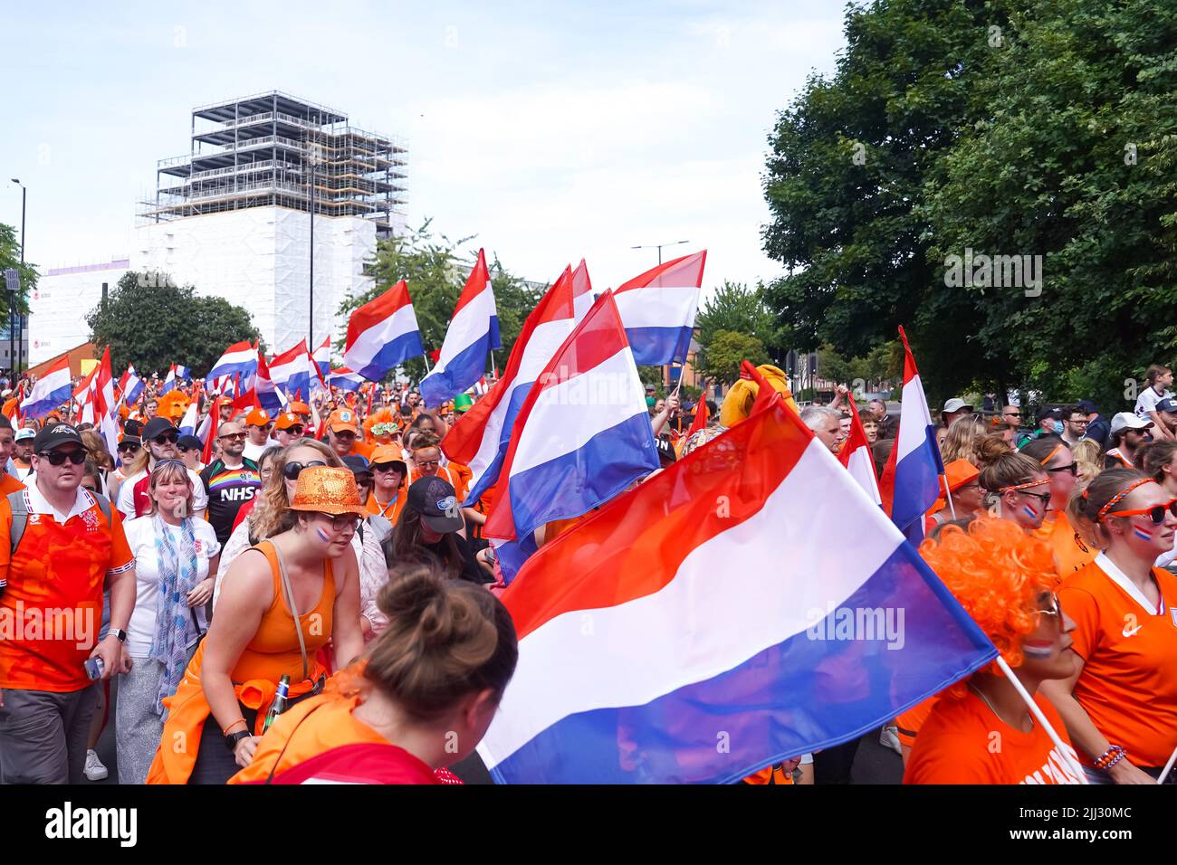 Sheffield, Royaume-Uni. 17th juillet 2022. Sheffield, Angleterre, 17 juillet 2022: Les fans des pays-Bas sur la marche de l'fan avec avant le match de football du groupe C Euro 2022 des femmes de l'UEFA entre la Suisse et les pays-Bas à Bramal Lane à Sheffield, Angleterre. (Daniela Porcelli /SPP) crédit: SPP Sport presse photo. /Alamy Live News Banque D'Images