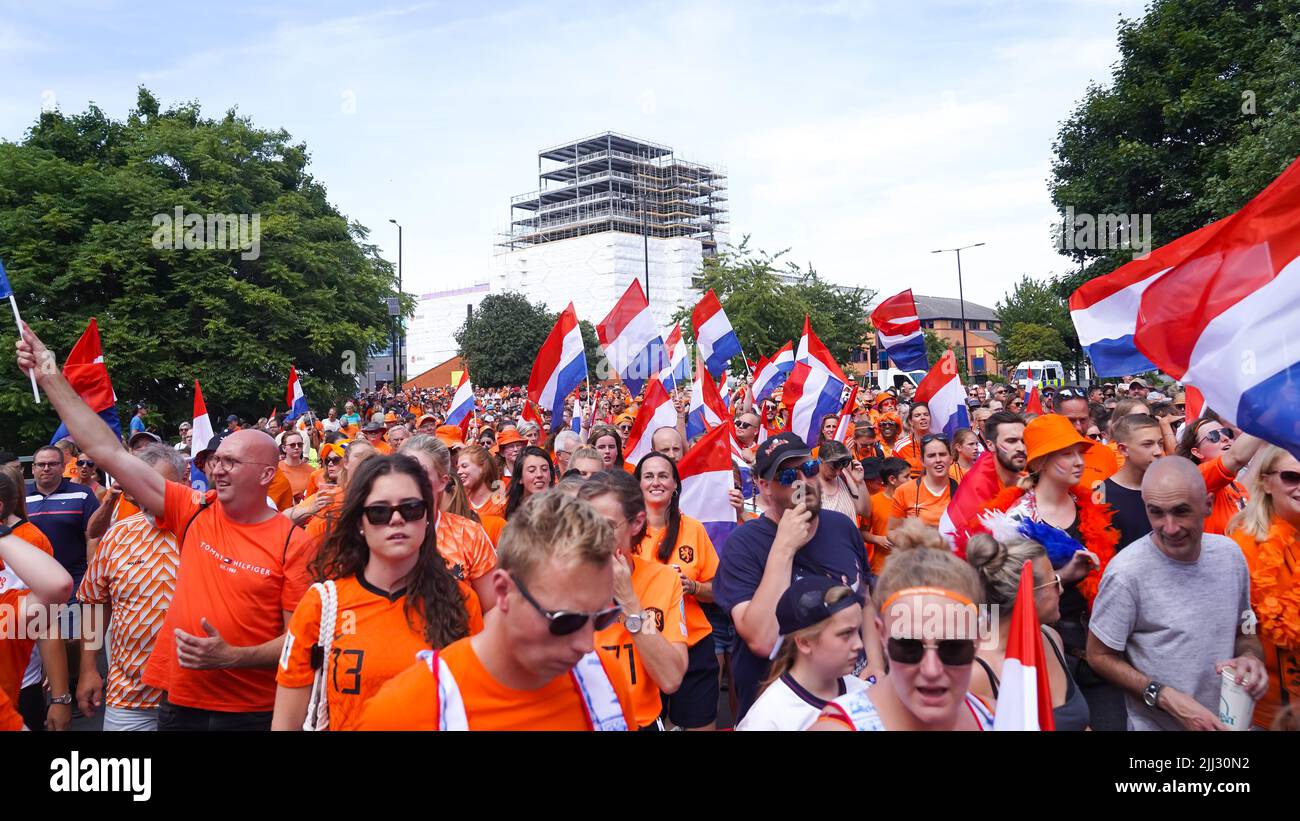 Sheffield, Royaume-Uni. 17th juillet 2022. Sheffield, Angleterre, 17 juillet 2022: Les fans des pays-Bas sur la marche de l'fan avec avant le match de football du groupe C Euro 2022 des femmes de l'UEFA entre la Suisse et les pays-Bas à Bramal Lane à Sheffield, Angleterre. (Daniela Porcelli /SPP) crédit: SPP Sport presse photo. /Alamy Live News Banque D'Images