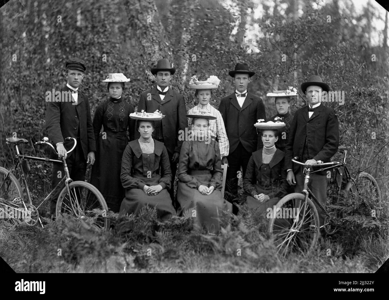 Image de groupe dix personnes, deux d'entre elles avec des vélos. Banque D'Images