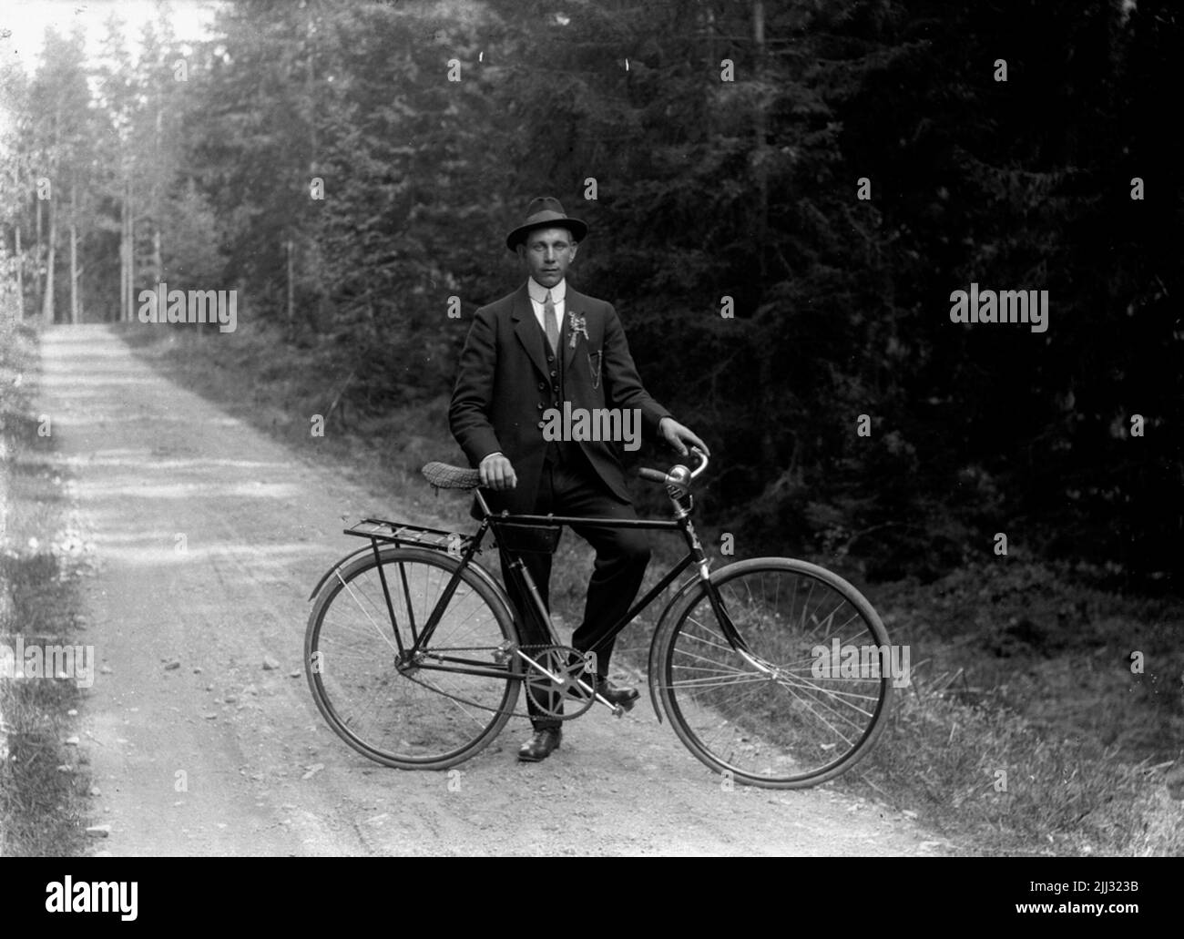 Un homme à vélo. Banque D'Images