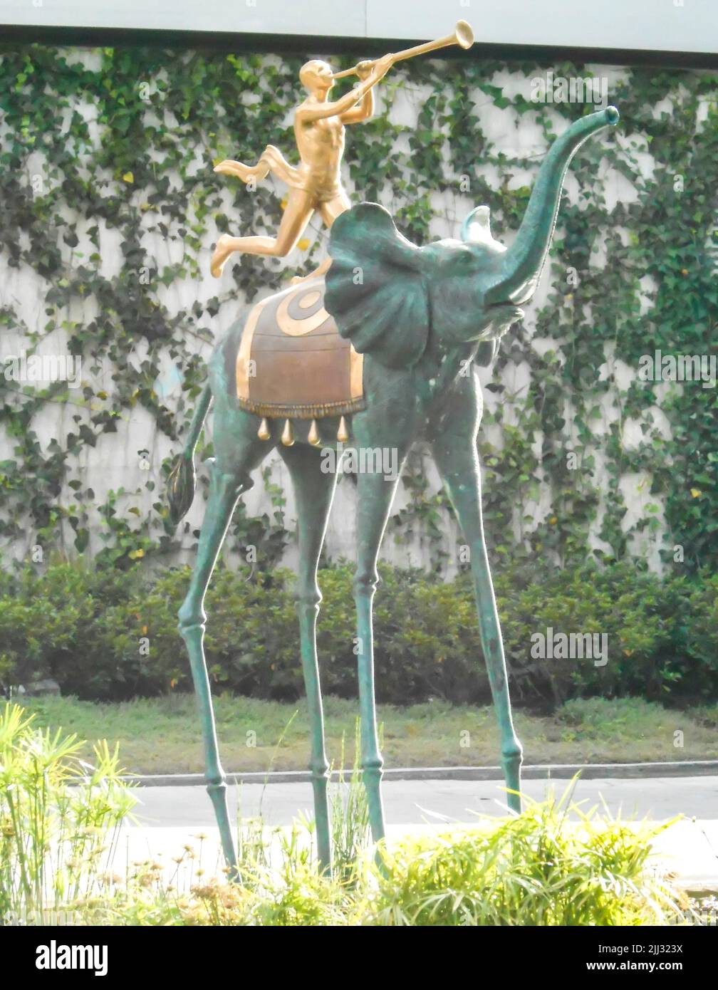 Sculpture d'éléphant triomphant par Salvador Dali à l'extérieur du centre commercial Plaza Carso à Mexico, Mexique Banque D'Images