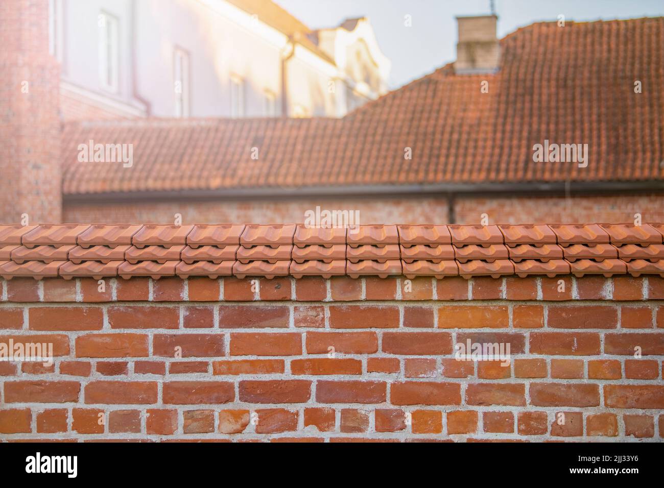 Fragment du toit rouge. Carreaux d'argile dans un vieux bâtiment. Partie supérieure d'un ancien bâtiment carrelé Banque D'Images