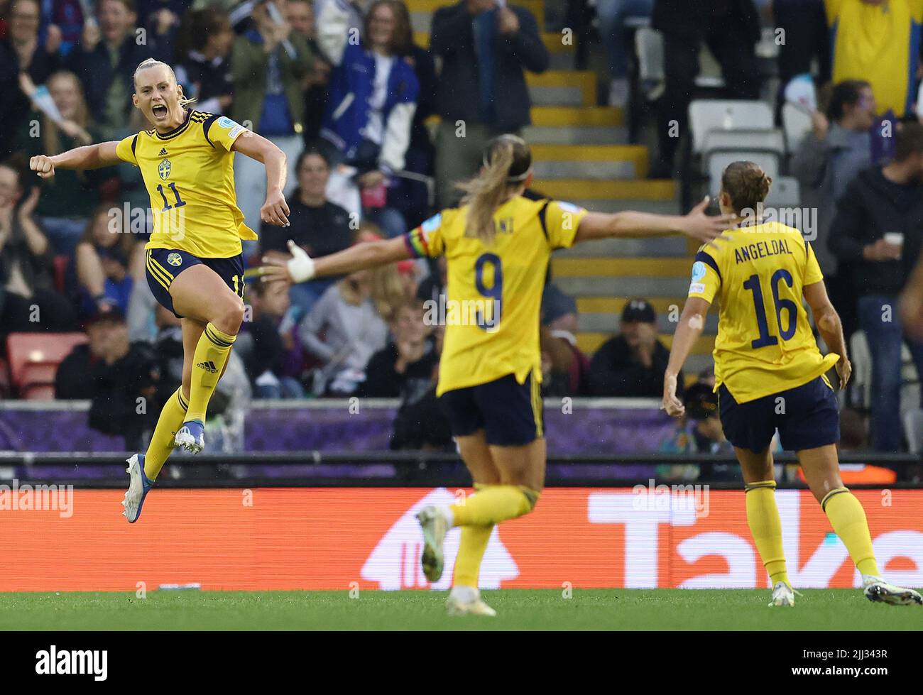 Leigh, Royaume-Uni. 22nd juillet 2022. Leigh, Angleterre, le 22nd juillet 2022. Stina Blackstenius, de Suède, célèbre un but avant qu'il ne soit refusé pour le match du Championnat d'Europe des femmes de l'UEFA 2022 au Leigh Sports Village, à Leigh. Crédit photo à lire: Darren Staples / Sportimage crédit: Sportimage / Alay Live News Banque D'Images