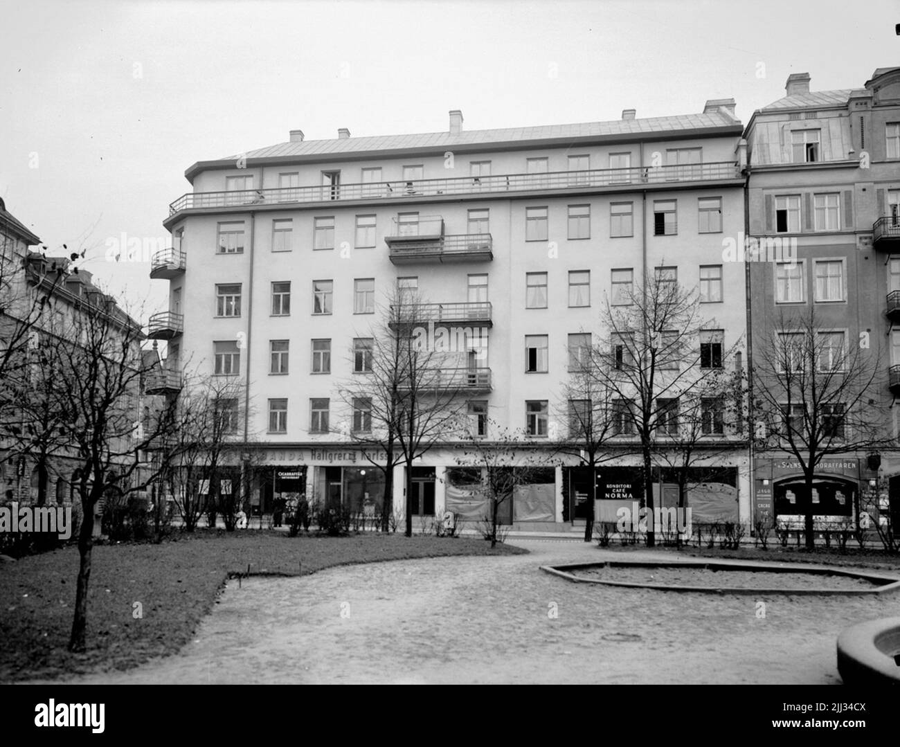 Bâtiments résidentiels de cinq étages avec balcons et boutiques au niveau de la rue. Mainper Johan Behrn Banque D'Images